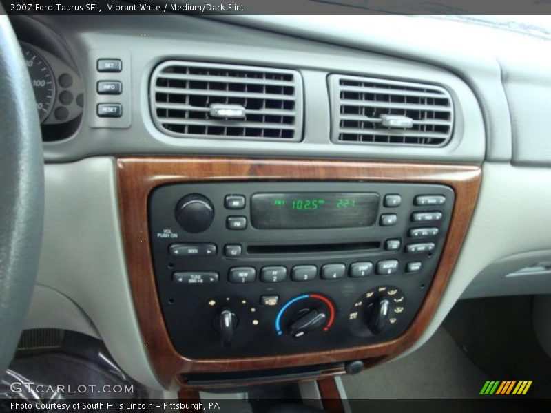 Vibrant White / Medium/Dark Flint 2007 Ford Taurus SEL