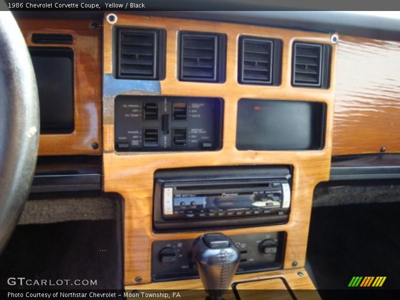 Yellow / Black 1986 Chevrolet Corvette Coupe