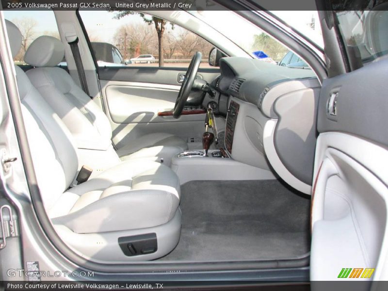United Grey Metallic / Grey 2005 Volkswagen Passat GLX Sedan