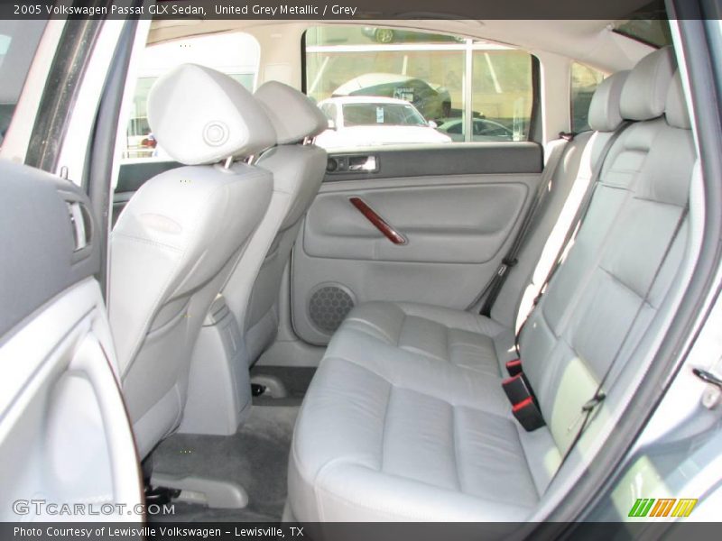 United Grey Metallic / Grey 2005 Volkswagen Passat GLX Sedan