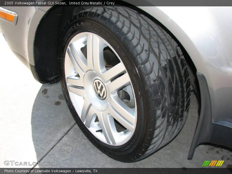 United Grey Metallic / Grey 2005 Volkswagen Passat GLX Sedan