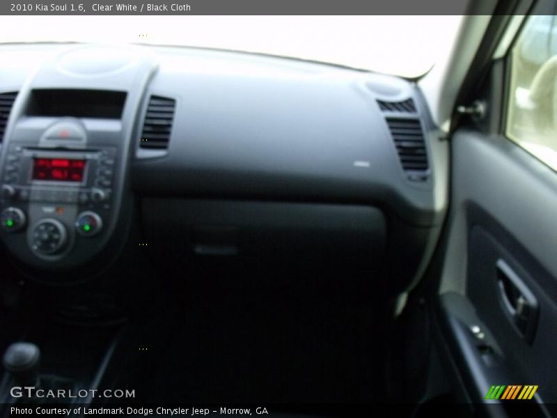 Clear White / Black Cloth 2010 Kia Soul 1.6
