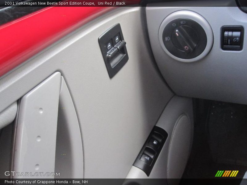 Uni Red / Black 2001 Volkswagen New Beetle Sport Edition Coupe