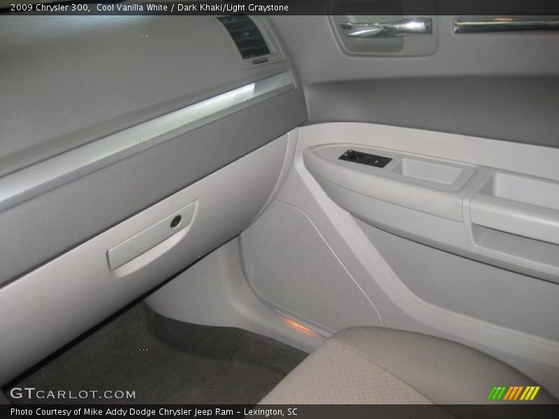 Cool Vanilla White / Dark Khaki/Light Graystone 2009 Chrysler 300