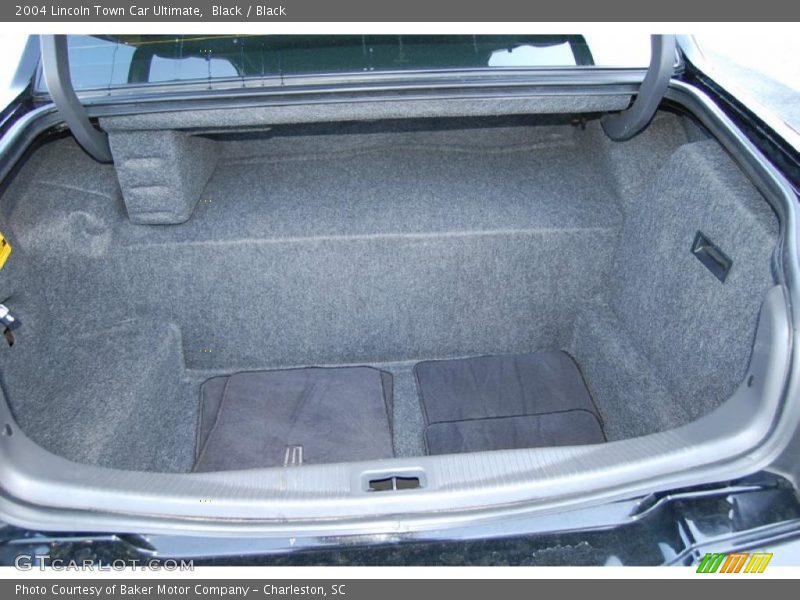 Black / Black 2004 Lincoln Town Car Ultimate