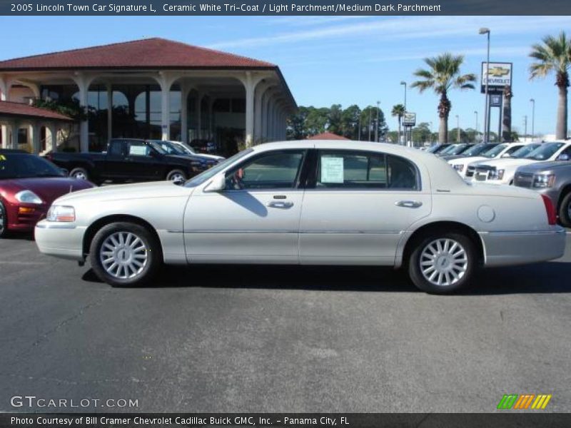 Ceramic White Tri-Coat / Light Parchment/Medium Dark Parchment 2005 Lincoln Town Car Signature L