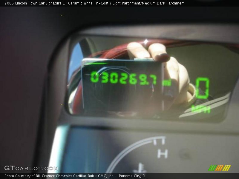 Ceramic White Tri-Coat / Light Parchment/Medium Dark Parchment 2005 Lincoln Town Car Signature L