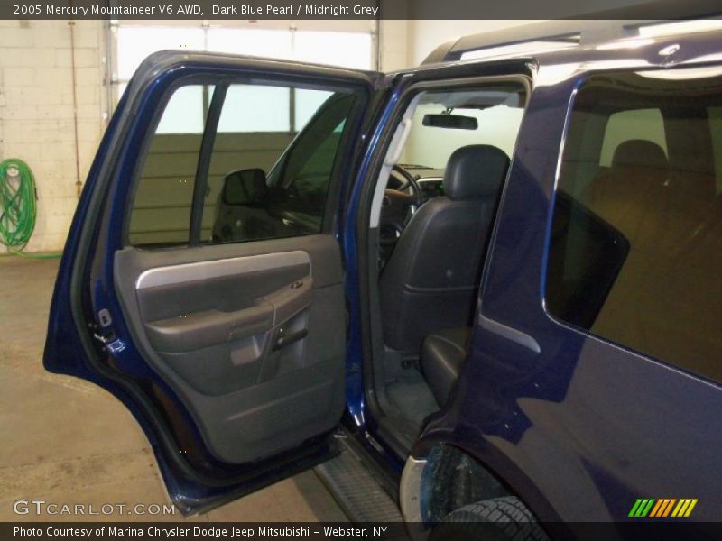 Dark Blue Pearl / Midnight Grey 2005 Mercury Mountaineer V6 AWD