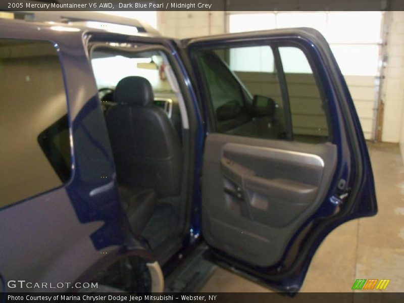 Dark Blue Pearl / Midnight Grey 2005 Mercury Mountaineer V6 AWD