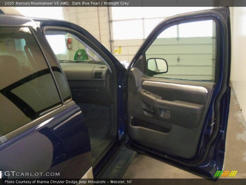 Dark Blue Pearl / Midnight Grey 2005 Mercury Mountaineer V6 AWD