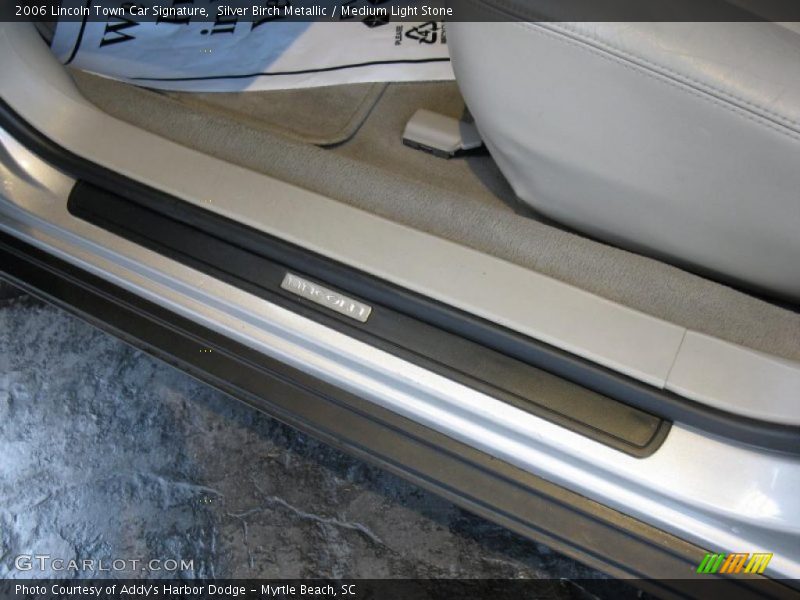 Silver Birch Metallic / Medium Light Stone 2006 Lincoln Town Car Signature