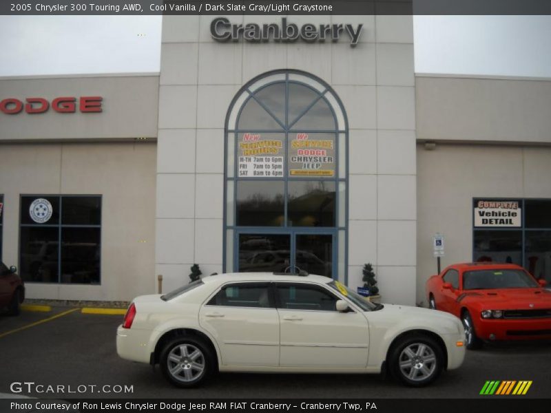 Cool Vanilla / Dark Slate Gray/Light Graystone 2005 Chrysler 300 Touring AWD