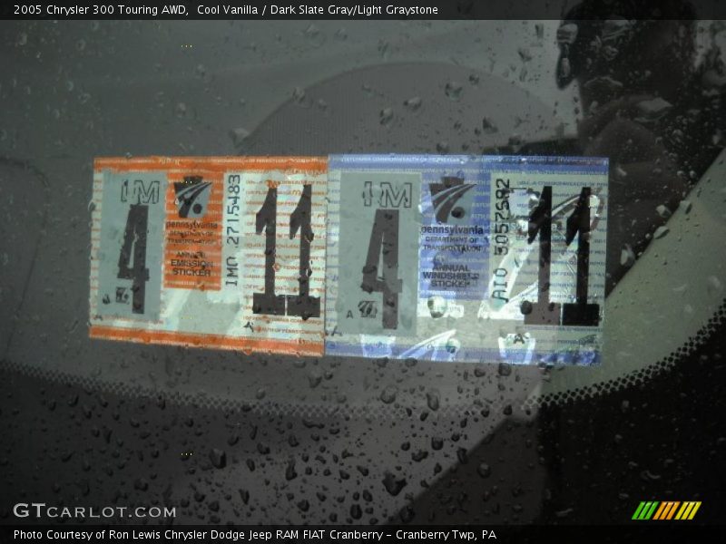 Cool Vanilla / Dark Slate Gray/Light Graystone 2005 Chrysler 300 Touring AWD