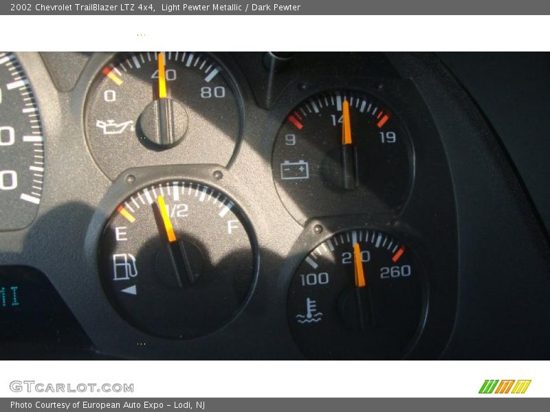 Light Pewter Metallic / Dark Pewter 2002 Chevrolet TrailBlazer LTZ 4x4