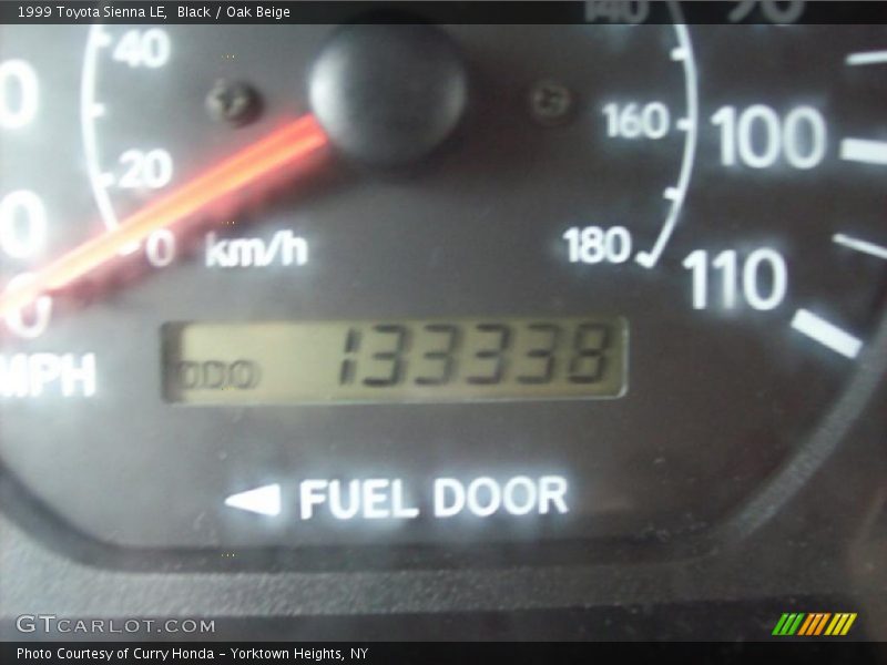 Black / Oak Beige 1999 Toyota Sienna LE