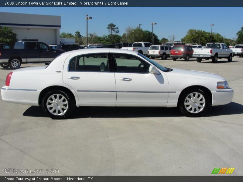 Vibrant White / Light Camel 2009 Lincoln Town Car Signature Limited