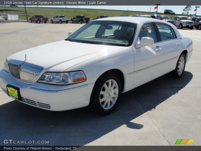 Vibrant White / Light Camel 2009 Lincoln Town Car Signature Limited