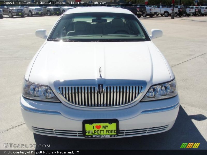 Vibrant White / Light Camel 2009 Lincoln Town Car Signature Limited