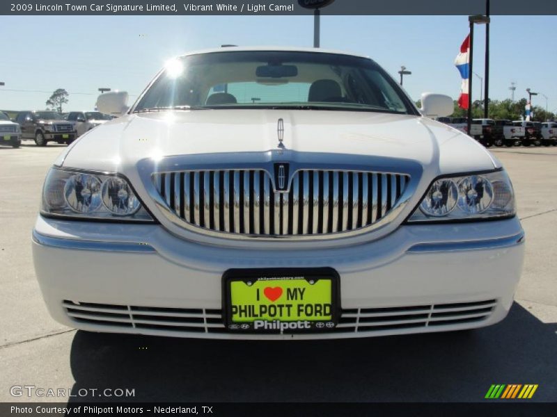 Vibrant White / Light Camel 2009 Lincoln Town Car Signature Limited