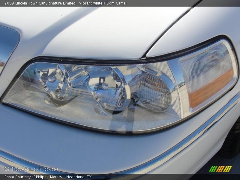 Vibrant White / Light Camel 2009 Lincoln Town Car Signature Limited