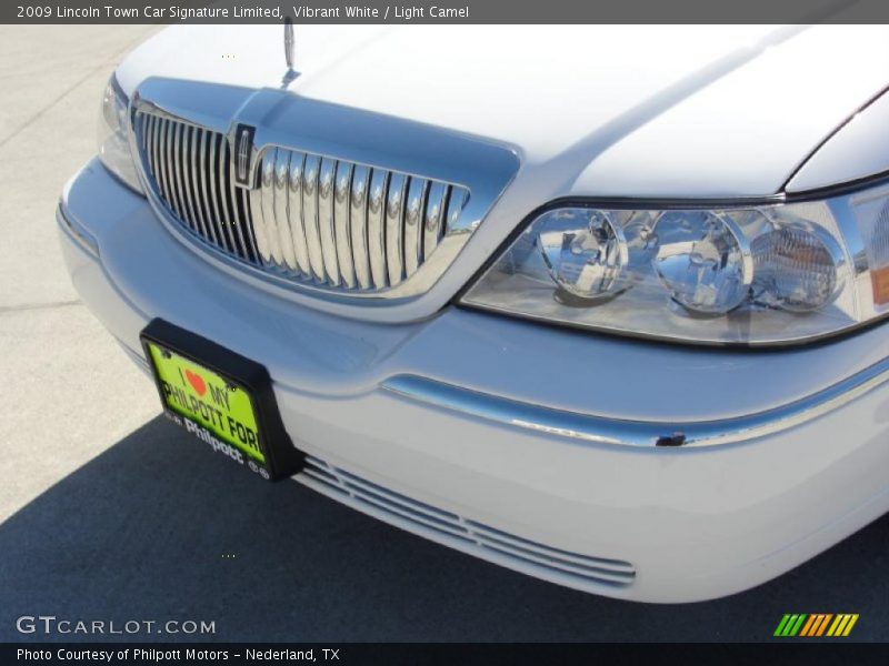 Vibrant White / Light Camel 2009 Lincoln Town Car Signature Limited