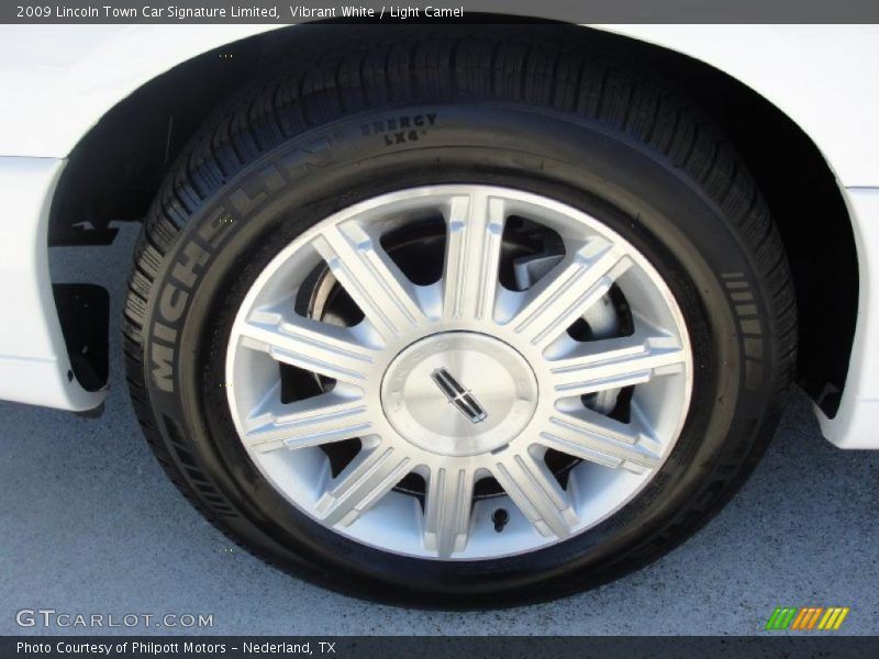 Vibrant White / Light Camel 2009 Lincoln Town Car Signature Limited