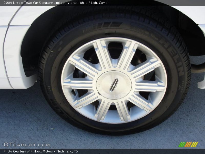 Vibrant White / Light Camel 2009 Lincoln Town Car Signature Limited