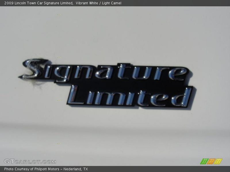 Vibrant White / Light Camel 2009 Lincoln Town Car Signature Limited