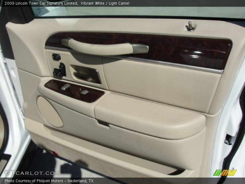 Vibrant White / Light Camel 2009 Lincoln Town Car Signature Limited