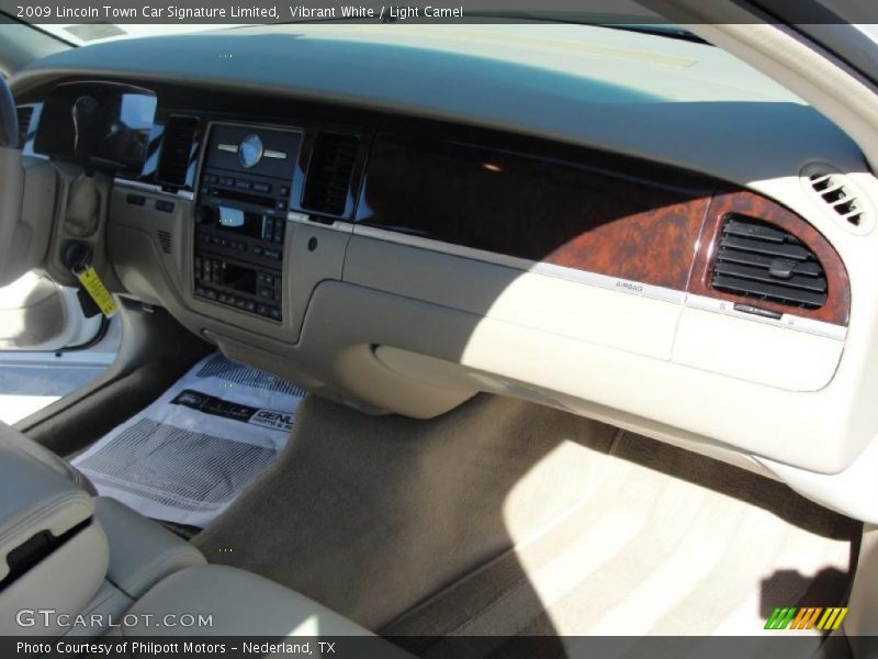 Vibrant White / Light Camel 2009 Lincoln Town Car Signature Limited