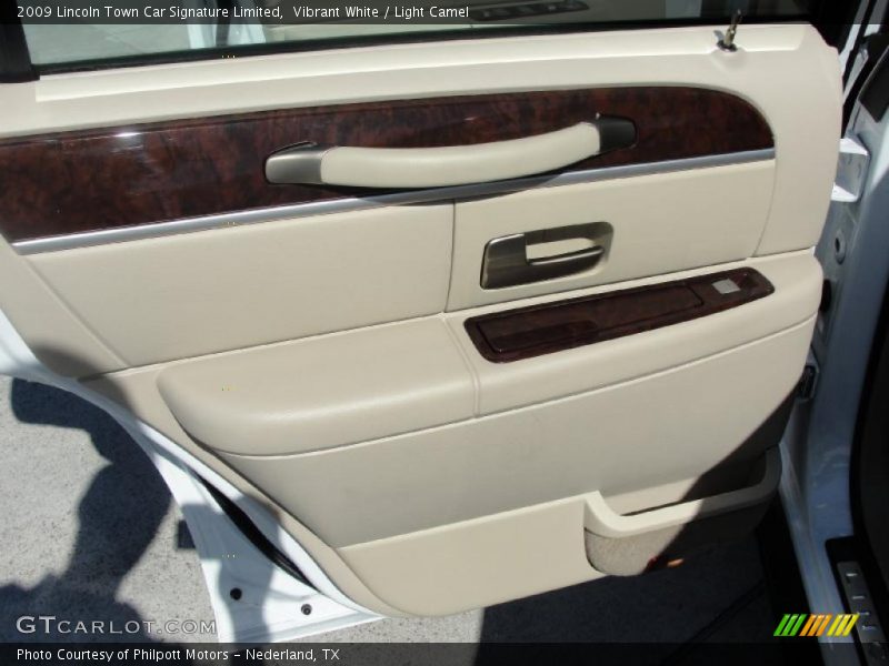 Vibrant White / Light Camel 2009 Lincoln Town Car Signature Limited