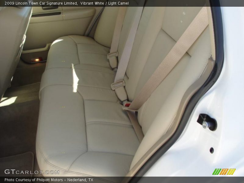 Vibrant White / Light Camel 2009 Lincoln Town Car Signature Limited