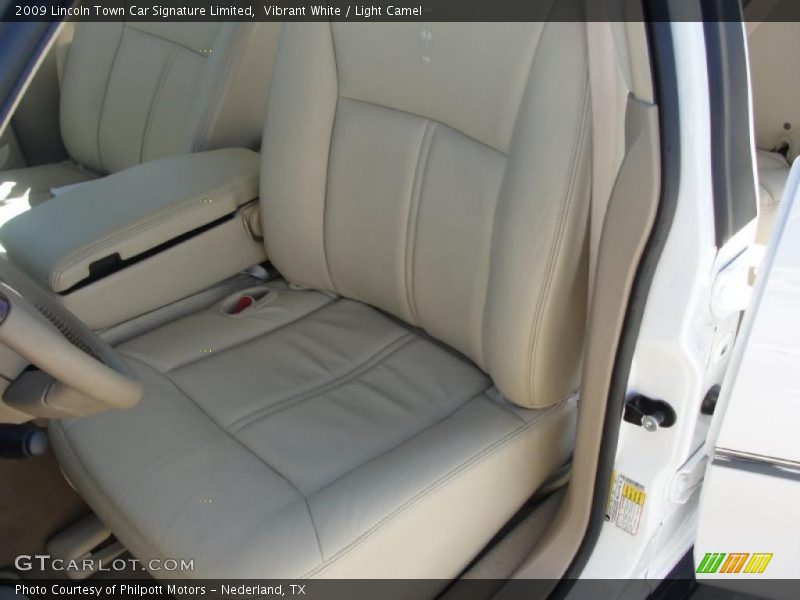 Vibrant White / Light Camel 2009 Lincoln Town Car Signature Limited