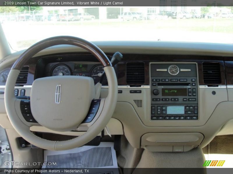Vibrant White / Light Camel 2009 Lincoln Town Car Signature Limited