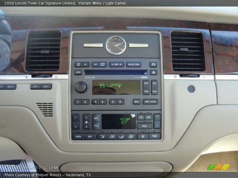 Vibrant White / Light Camel 2009 Lincoln Town Car Signature Limited
