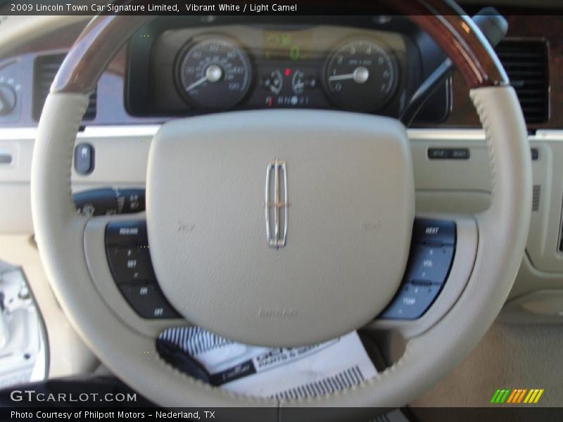 Vibrant White / Light Camel 2009 Lincoln Town Car Signature Limited