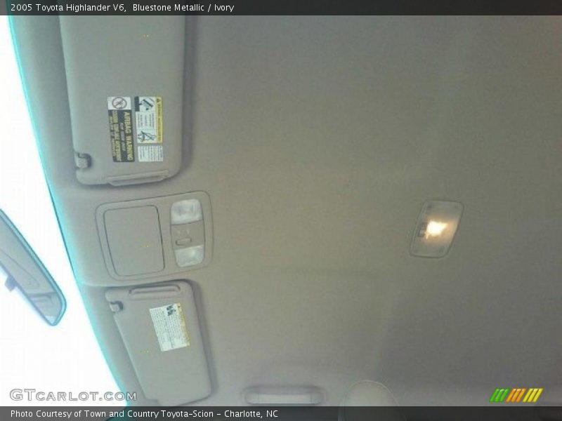 Bluestone Metallic / Ivory 2005 Toyota Highlander V6