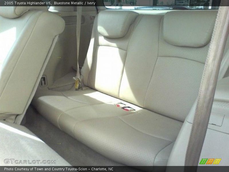 Bluestone Metallic / Ivory 2005 Toyota Highlander V6
