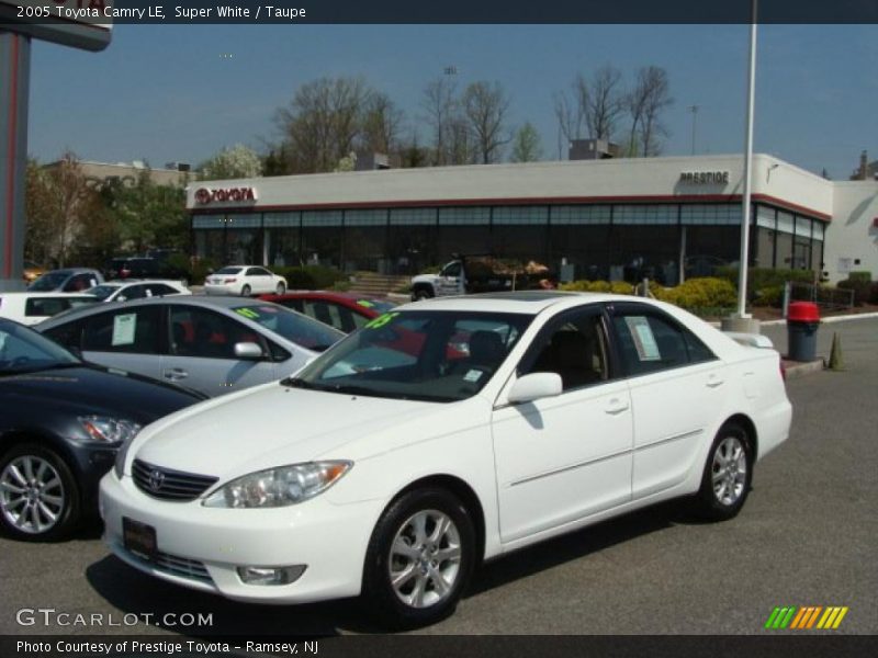 Super White / Taupe 2005 Toyota Camry LE
