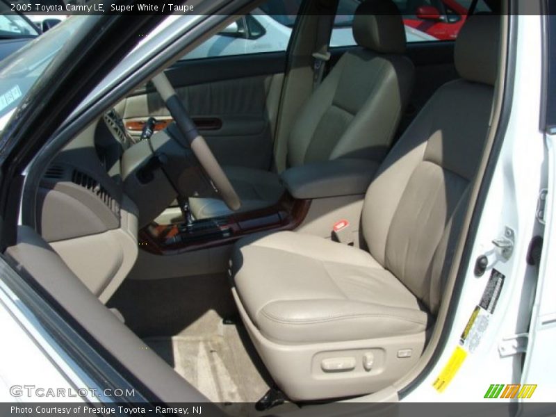 Super White / Taupe 2005 Toyota Camry LE