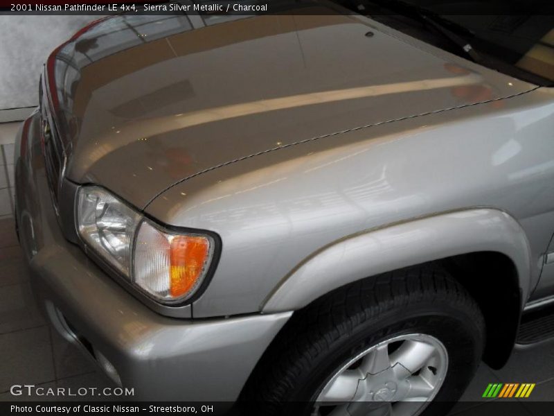 Sierra Silver Metallic / Charcoal 2001 Nissan Pathfinder LE 4x4