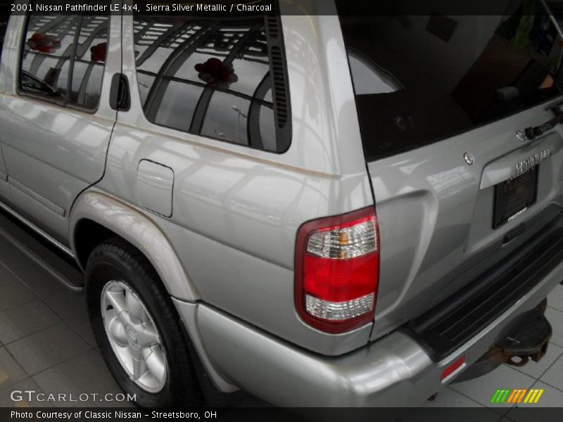 Sierra Silver Metallic / Charcoal 2001 Nissan Pathfinder LE 4x4