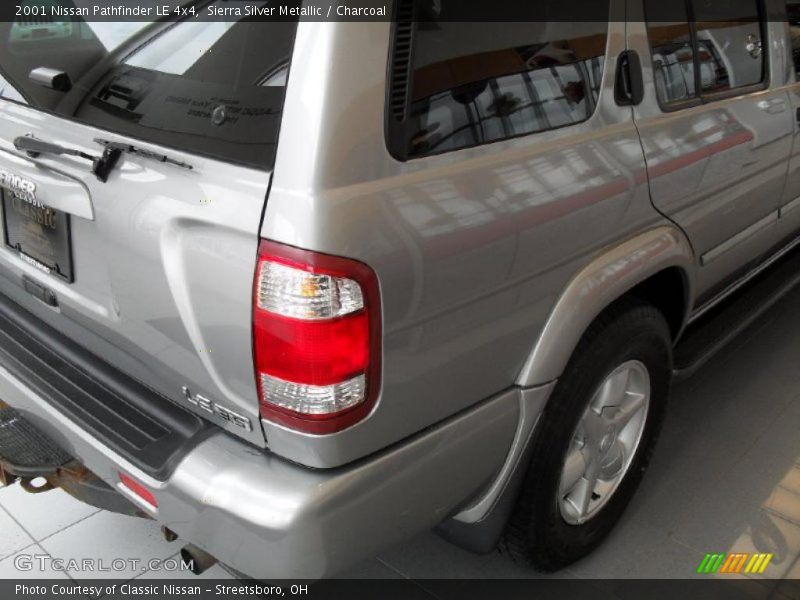 Sierra Silver Metallic / Charcoal 2001 Nissan Pathfinder LE 4x4