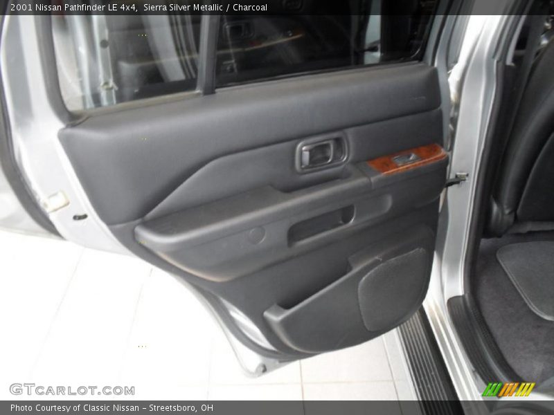 Sierra Silver Metallic / Charcoal 2001 Nissan Pathfinder LE 4x4