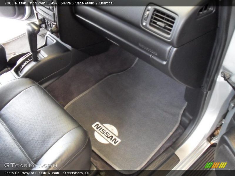 Sierra Silver Metallic / Charcoal 2001 Nissan Pathfinder LE 4x4