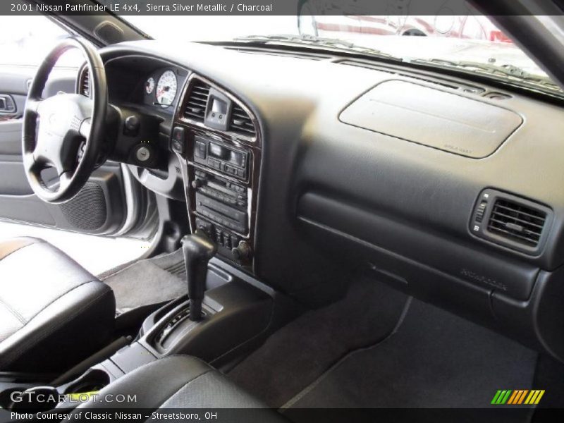 Sierra Silver Metallic / Charcoal 2001 Nissan Pathfinder LE 4x4