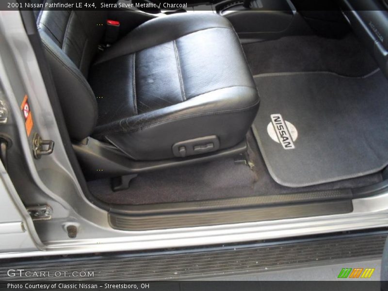 Sierra Silver Metallic / Charcoal 2001 Nissan Pathfinder LE 4x4