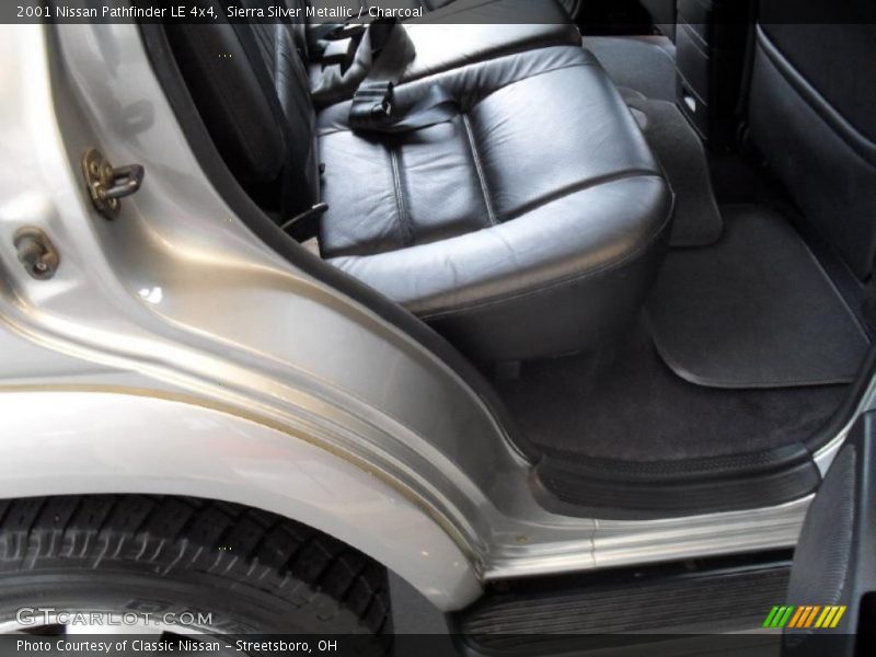 Sierra Silver Metallic / Charcoal 2001 Nissan Pathfinder LE 4x4
