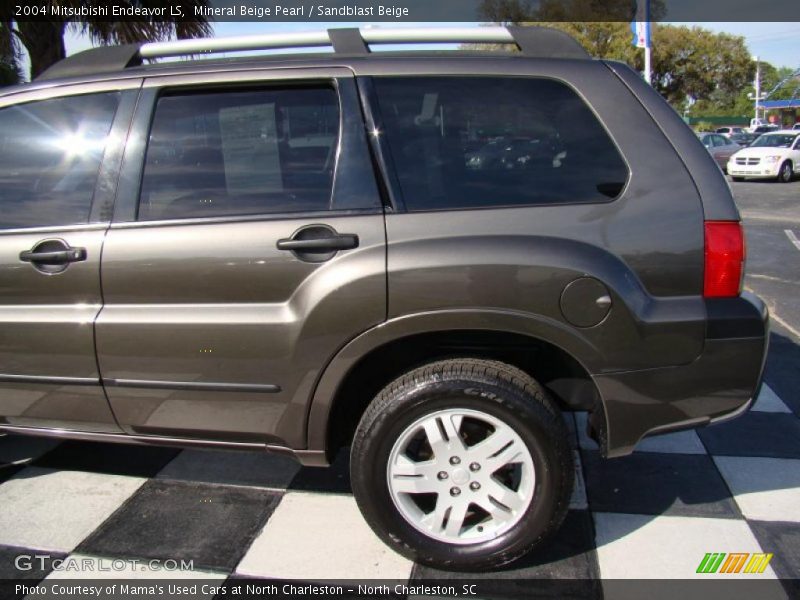Mineral Beige Pearl / Sandblast Beige 2004 Mitsubishi Endeavor LS