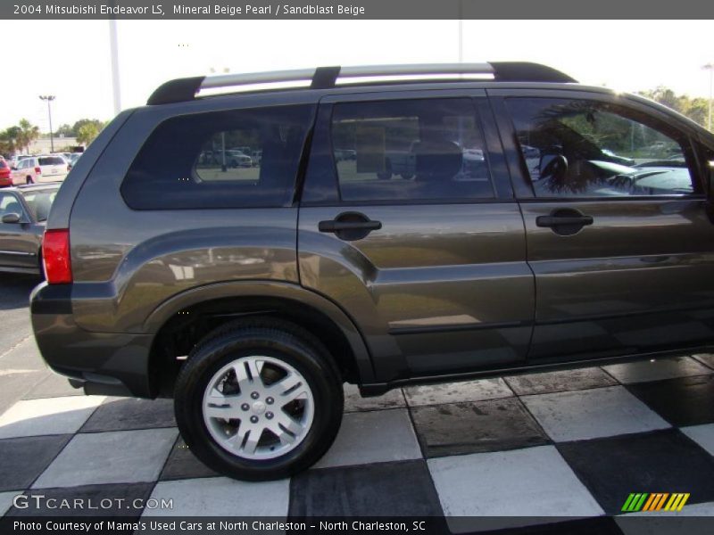 Mineral Beige Pearl / Sandblast Beige 2004 Mitsubishi Endeavor LS